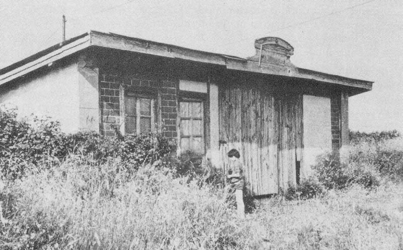 la halte de St Guénolé, dont il ne reste plus que la bordure du quai.