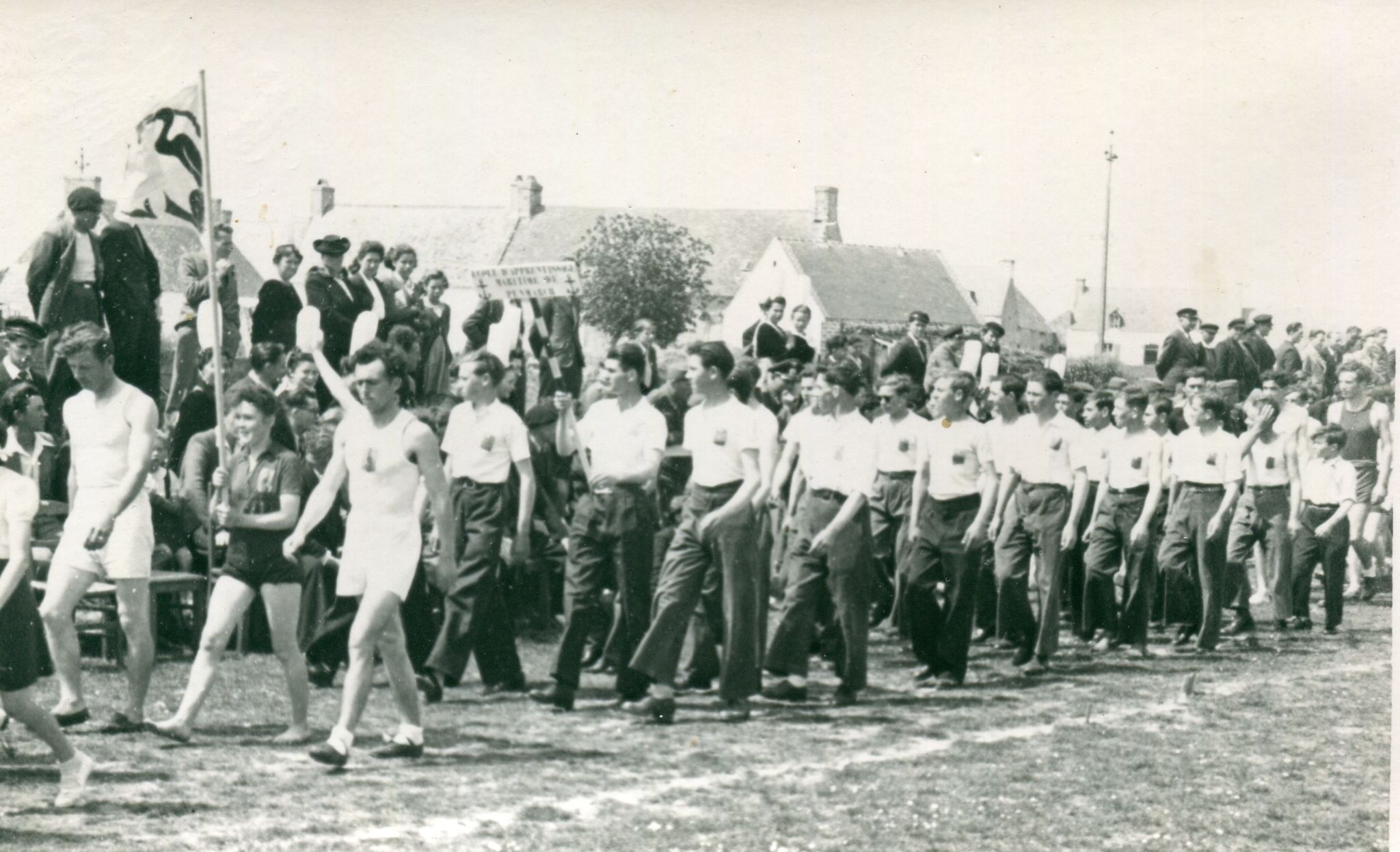 Défilé des apprentis marins lors d'une fête sportive