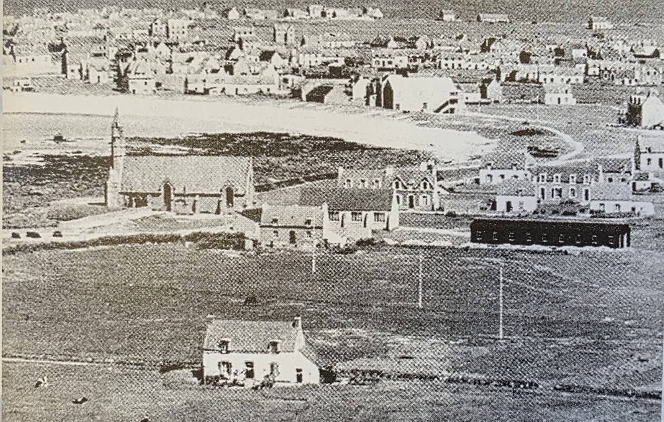 Vue aérienne de la baraque de l'EAM de la Joie