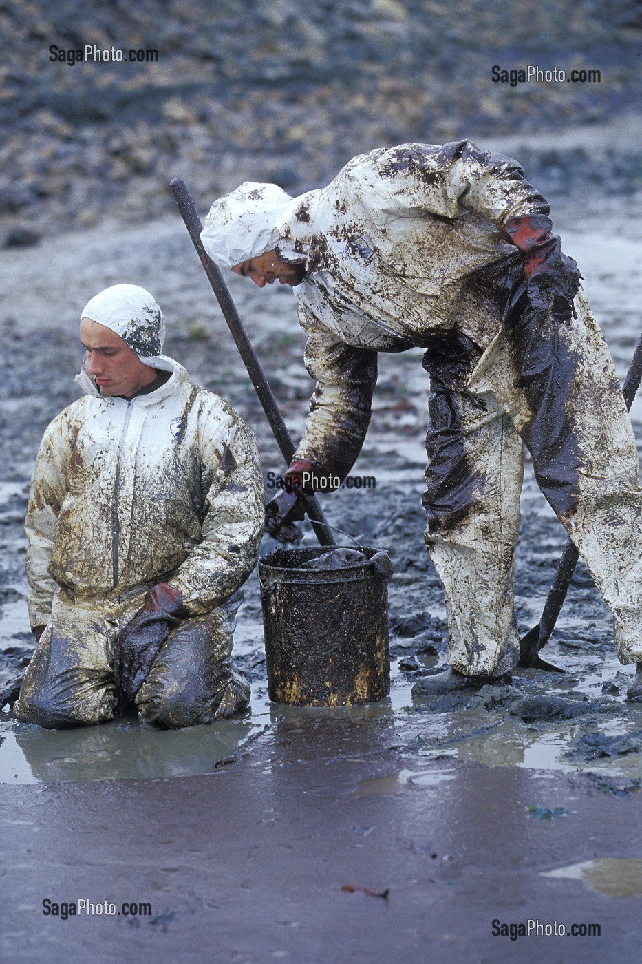 POMPIERS RAMASSANT DU MAZOUT SUR LES PLAGES. MAREE NOIRE PROVOQUEE PAR L'ERIKA. NETTOYAGE DES COTES, PLAN POLMAR, JANVIER 2000.