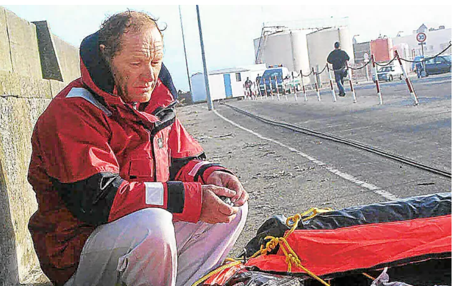 Francis Joyon devant les restes de son trimaran