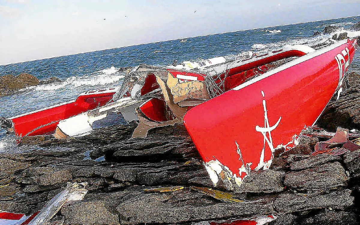 2005 : Joyon droit sur les rochers
