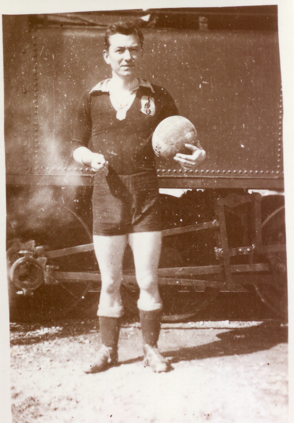 Lucien Jégou en tenue de footballeur des Cormorans