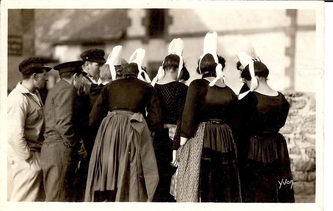 Groupe de Bigoudènes et marins un jour de Pardon (1950).