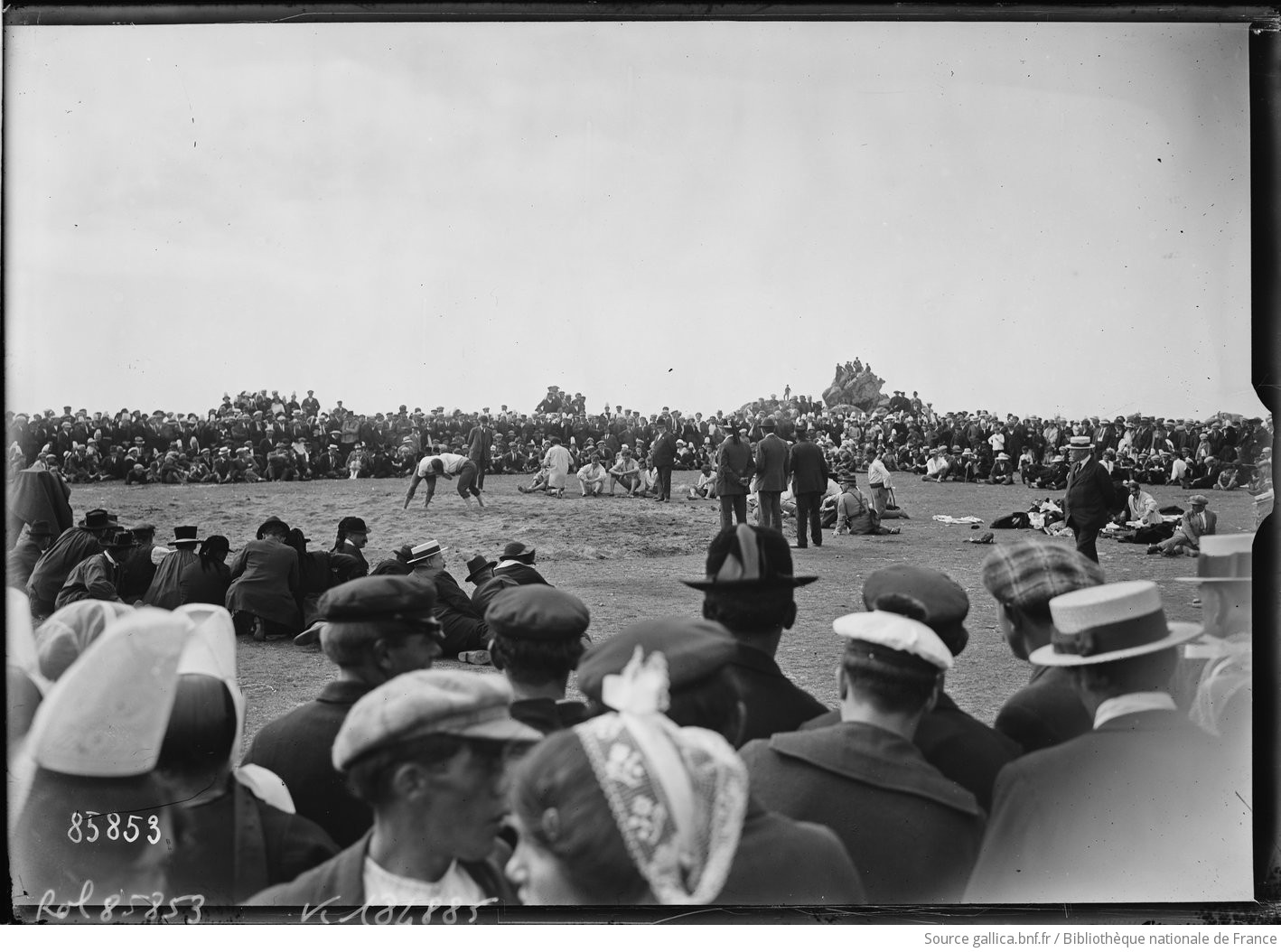 Foule regardant le Gouren à Saint-Guénolé