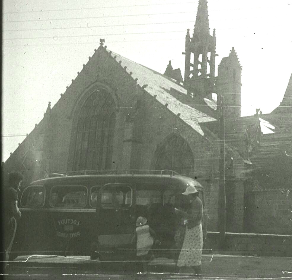 L'autocar Loctudy-Pont-l'Abbé devant l'église Saint-Nonna (années 1950).
