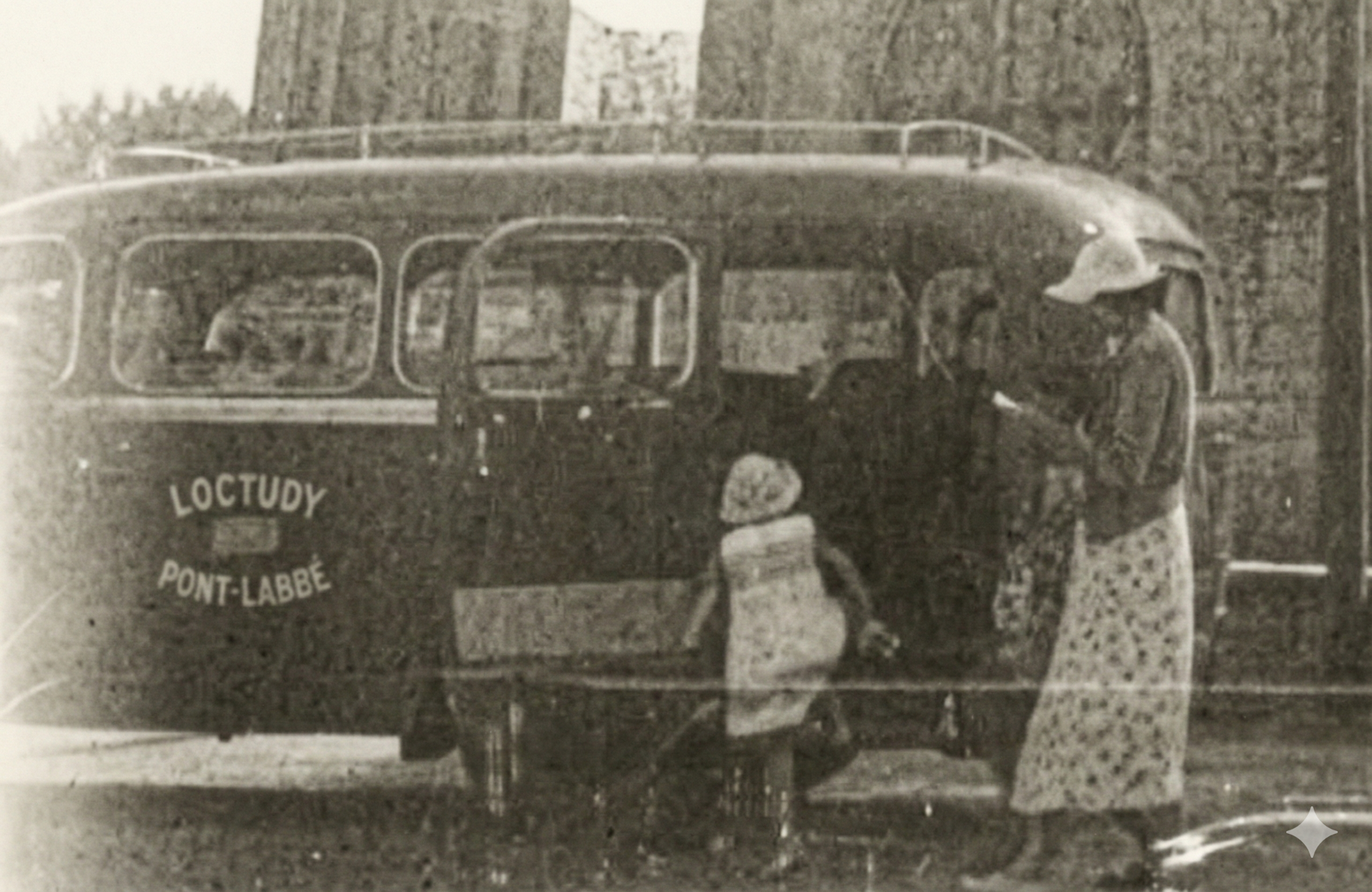 L'autocar Loctudy-Pont-l'Abbé devant l'église Saint-Nonna (années 1950).