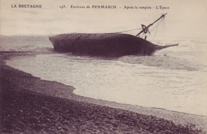 Épave sur la grève à Penmarc’h, début XXe siècle