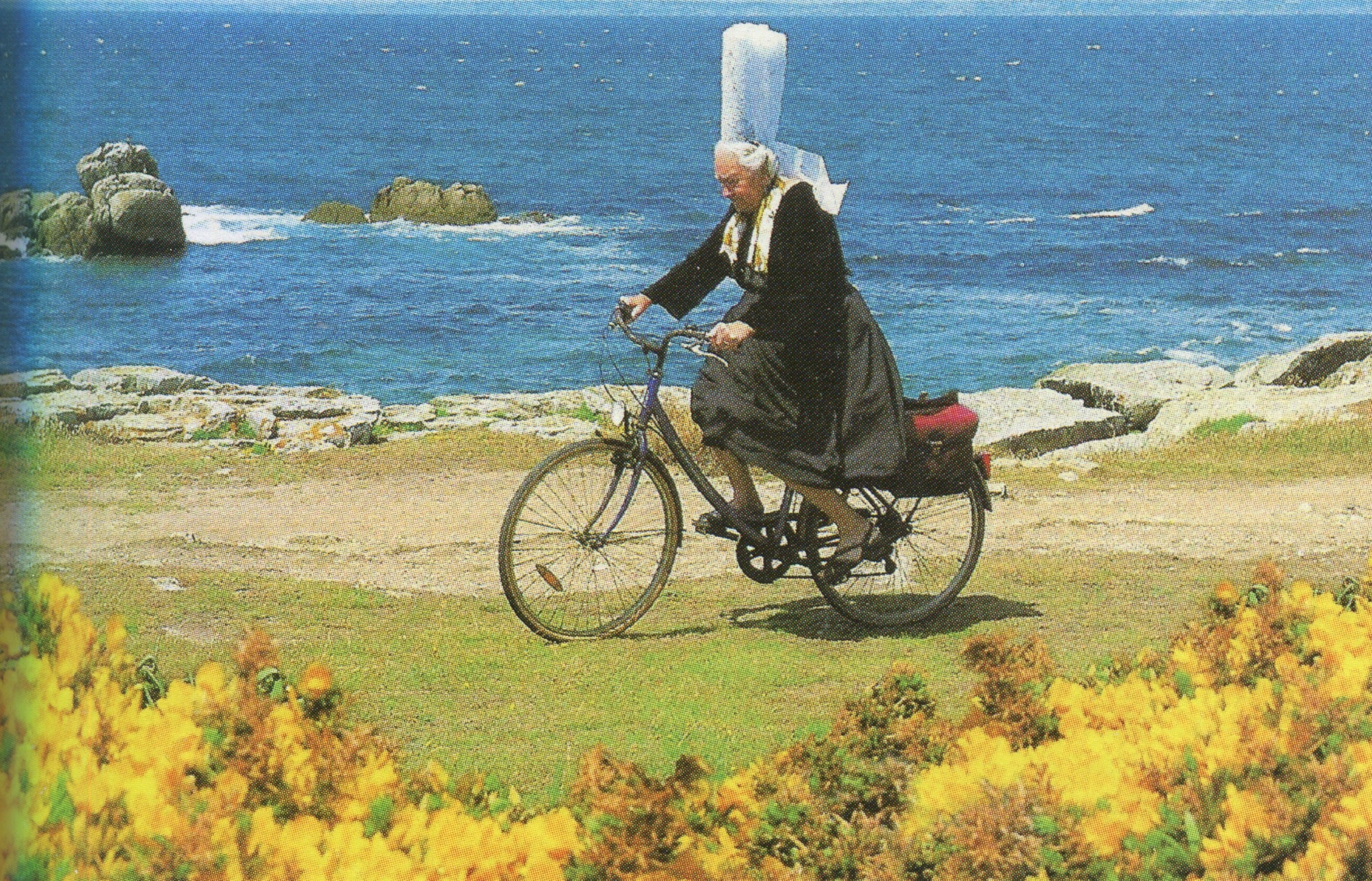 Alexia à vélo sur le Menez