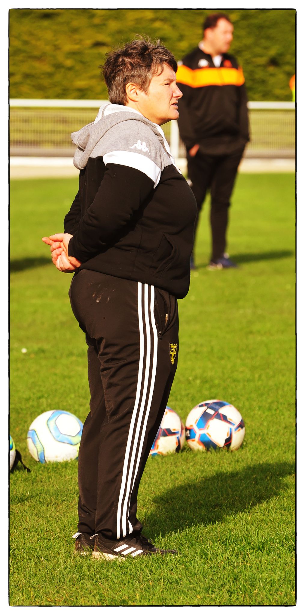 Guylaine Micout sur le bord du terrain