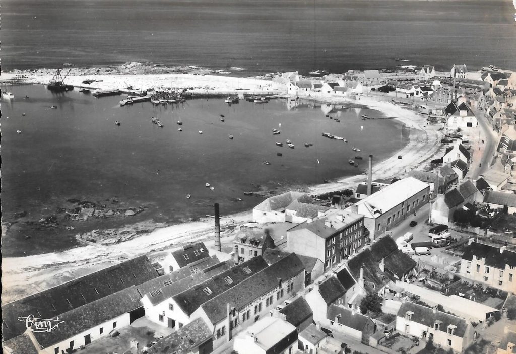 Vue aérienne du port de Saint-Guénolé vers 1952