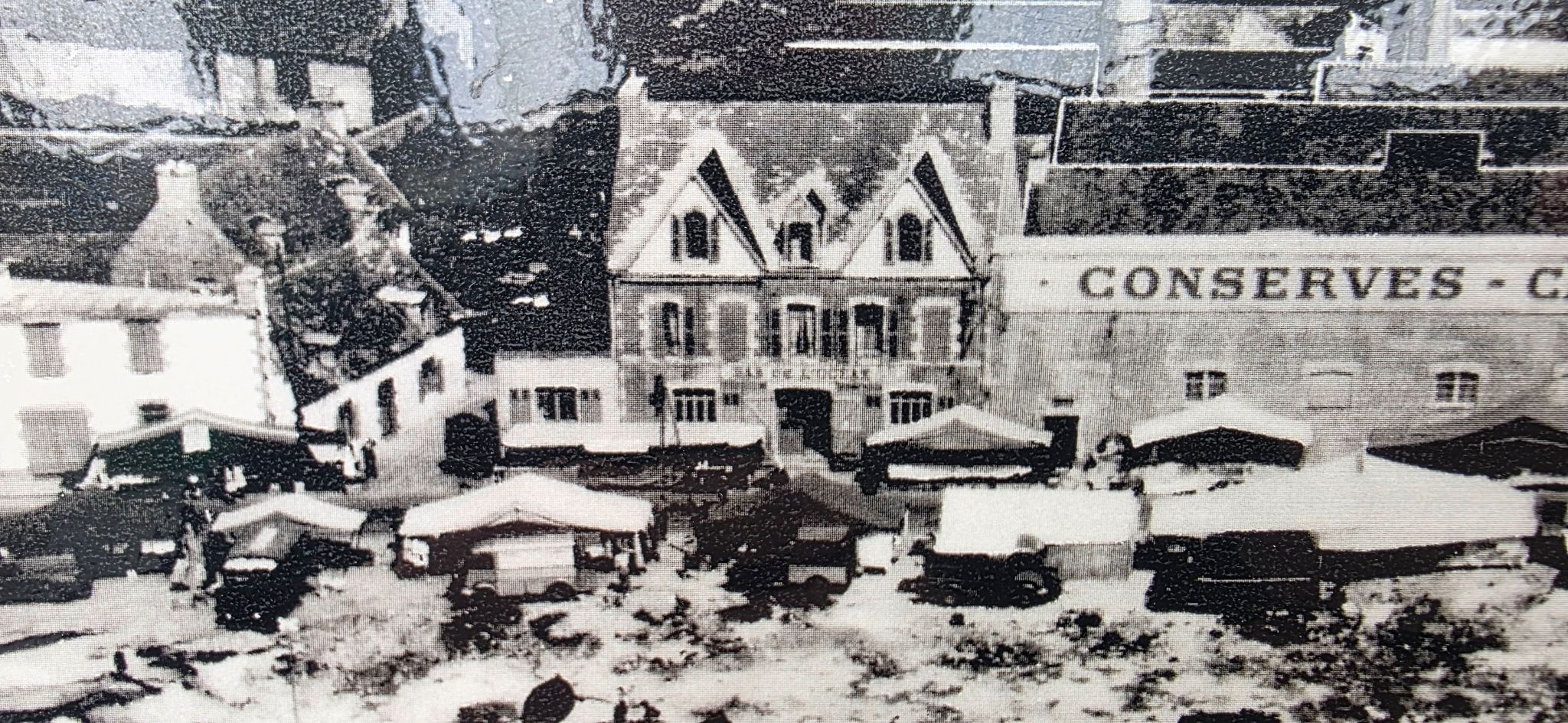 Vue aérienne du port de Saint-Guénolé vers 1952