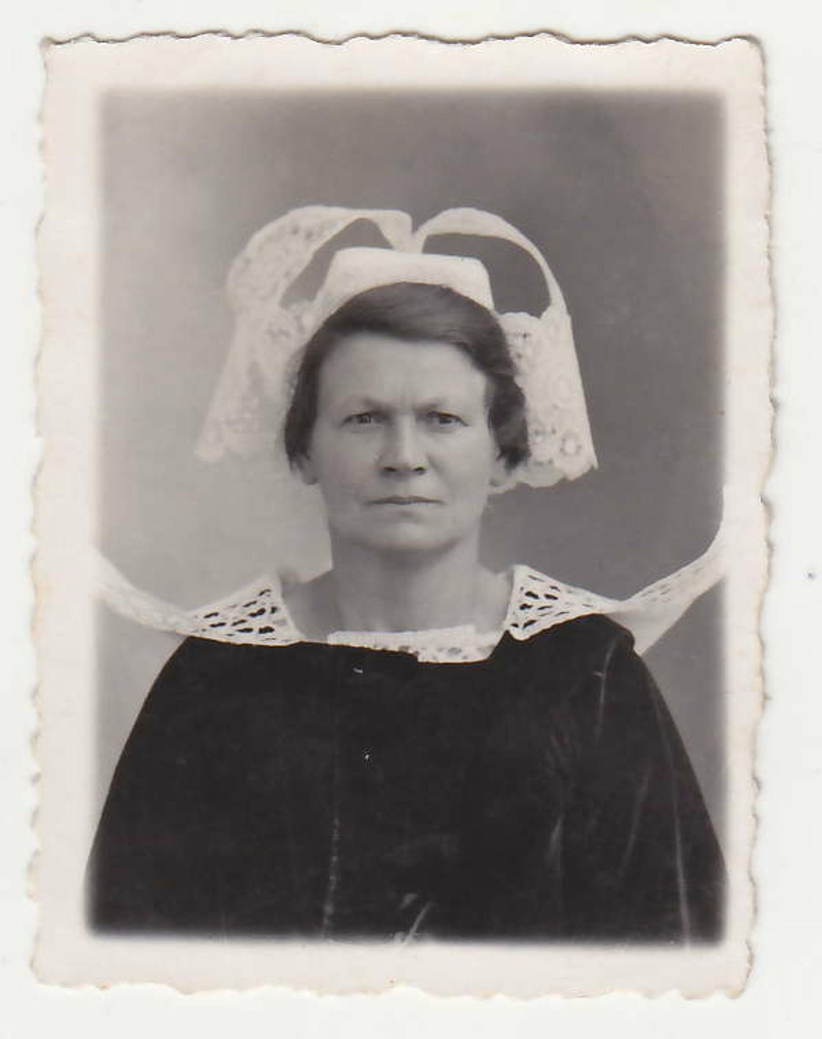 Femme âgée en coiffe