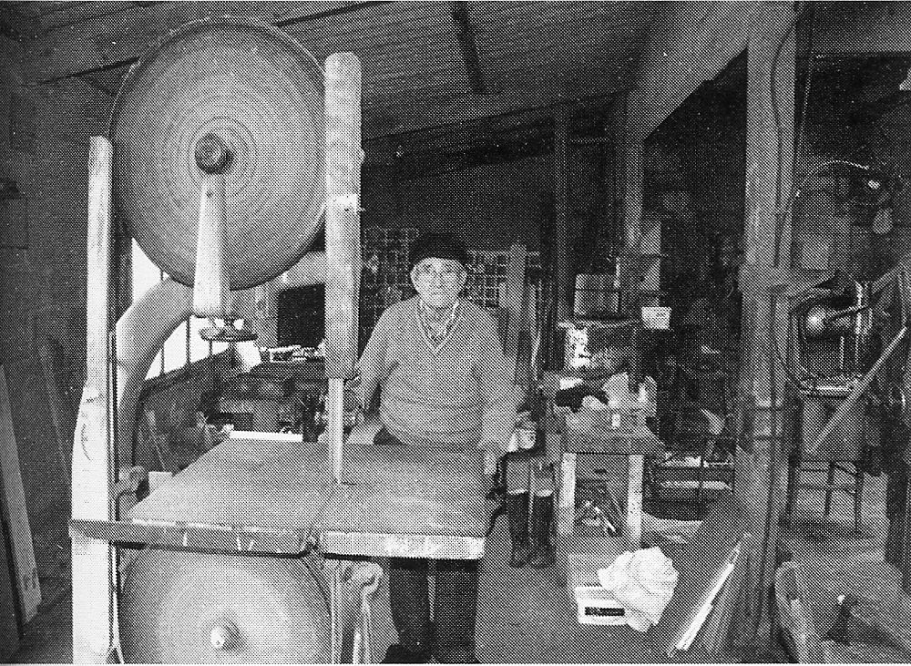 Marcel Péron dans son atelier