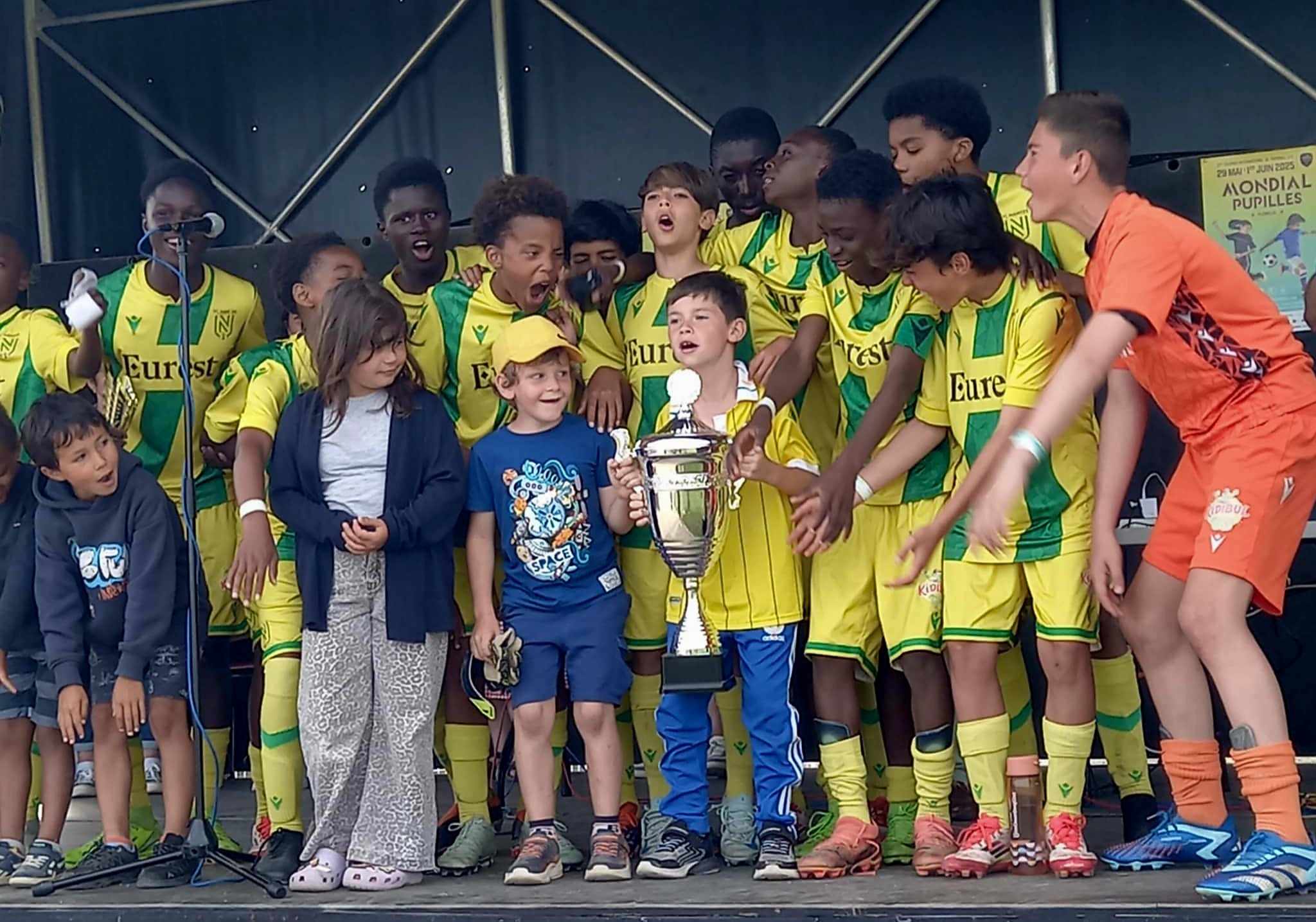 Jeunes footballeurs en pleine action